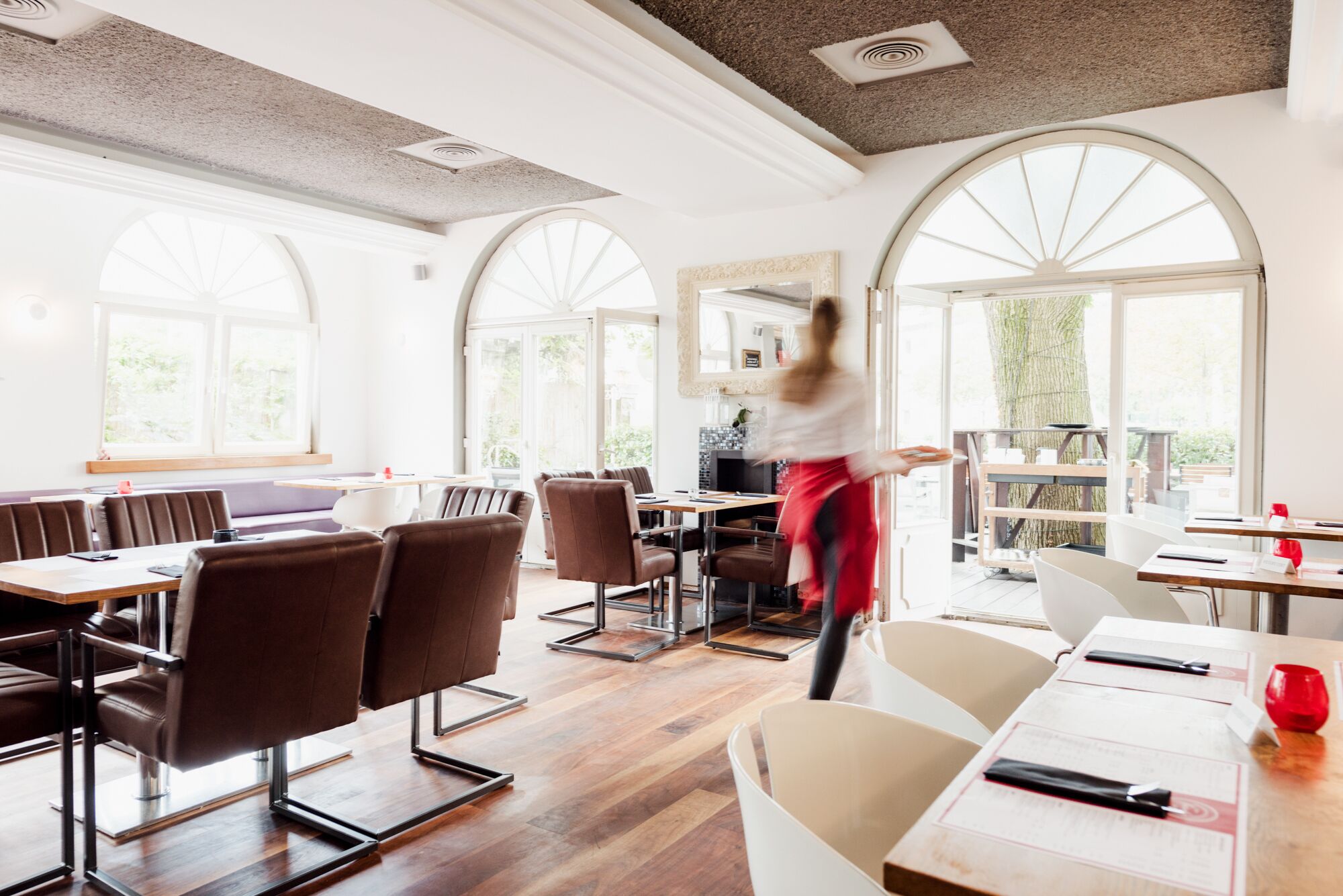 Se sirven comidas, cenas y pizza 