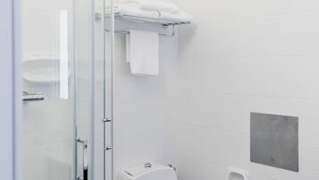 Perlengkapan kamar mandi ramah lingkungan, pengering rambut, dan handuk