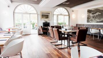 Lunch and dinner served, pizza