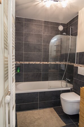 Badekar, hårføner, håndklær og toalettpapir