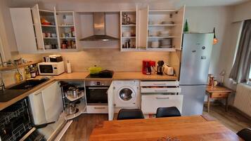 Een koelkast, een microgolfoven, een oven, een kookplaat