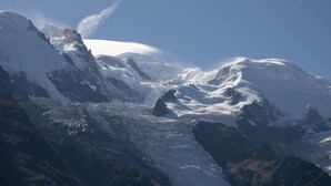 A mountainous landscape with snow-covered peaks and a clear sky. - Great central location next to ski lifts and forest,spacious renovated apartment (Chamonix-Mont-Blanc)