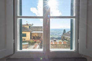 Ein Fenster mit Blick auf einen Innenhof und Gebäude.