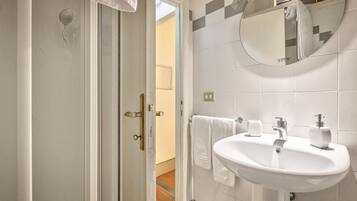 Combinazione doccia/vasca, asciugacapelli, bidet, asciugamani