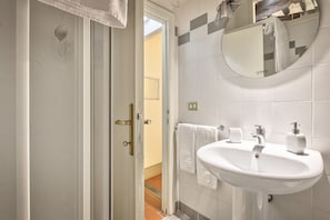 Duschwanne, Haartrockner, Bidet, HandtĂŒcher