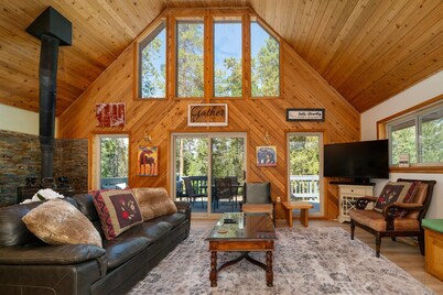 Pet Friendly! Wood Fireplace, Wraparound Porch, Firepit, Close to Lake Granby and Highland Marina