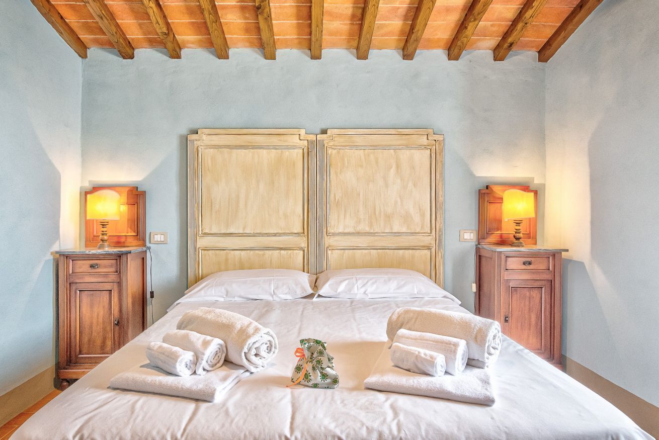 5 bedrooms, iron/ironing board, travel crib, internet