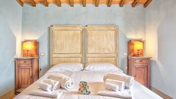 5 bedrooms, iron/ironing board, travel crib, internet