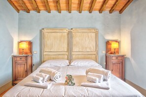 5 habitaciones, tabla de planchar con plancha y cuna de viaje