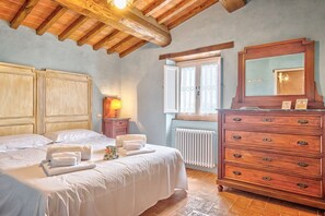5 bedrooms, iron/ironing board, travel crib, internet