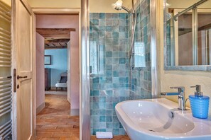 Bruser, hårtørrer, bidet, håndklæder