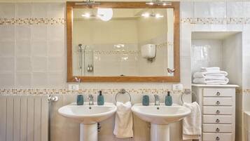 Vasca, asciugacapelli, bidet