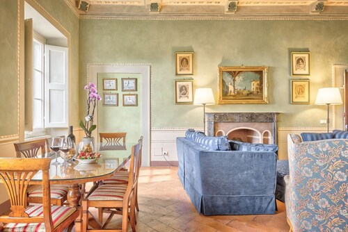 Casa degli Affreschi - painted walls and ornate ceiling in town centre