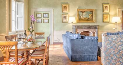 Casa degli Affreschi - painted walls and ornate ceiling in town centre