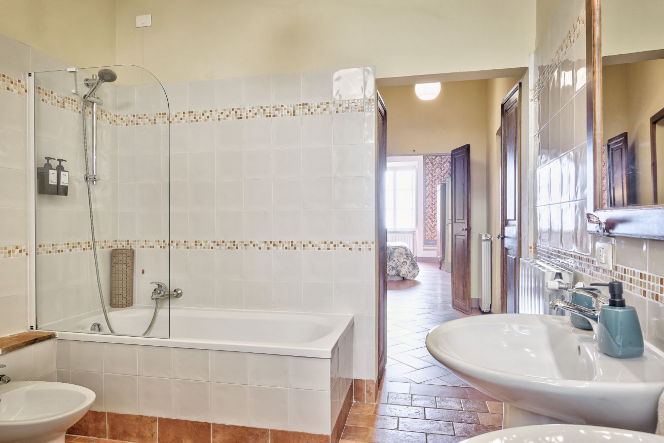 Baignoire, sèche-cheveux, bidet, serviettes fournies