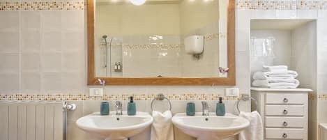 Badewanne, Haartrockner, Bidet, Handtücher