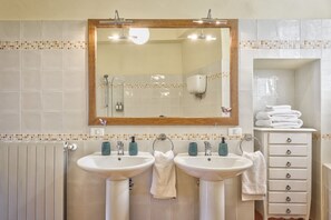 Vasca, asciugacapelli, bidet, asciugamani