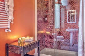 Shower, hair dryer, bidet, towels