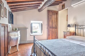2 bedrooms, iron/ironing board, travel cot, WiFi