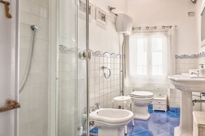 Douche, sèche-cheveux, bidet, serviettes fournies