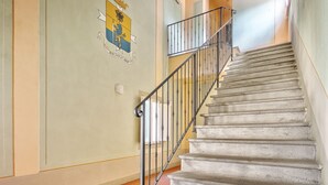 A staircase with a metal railing leading to a landing. - La Terrazza - apartment with breathtaking view (Cortona)