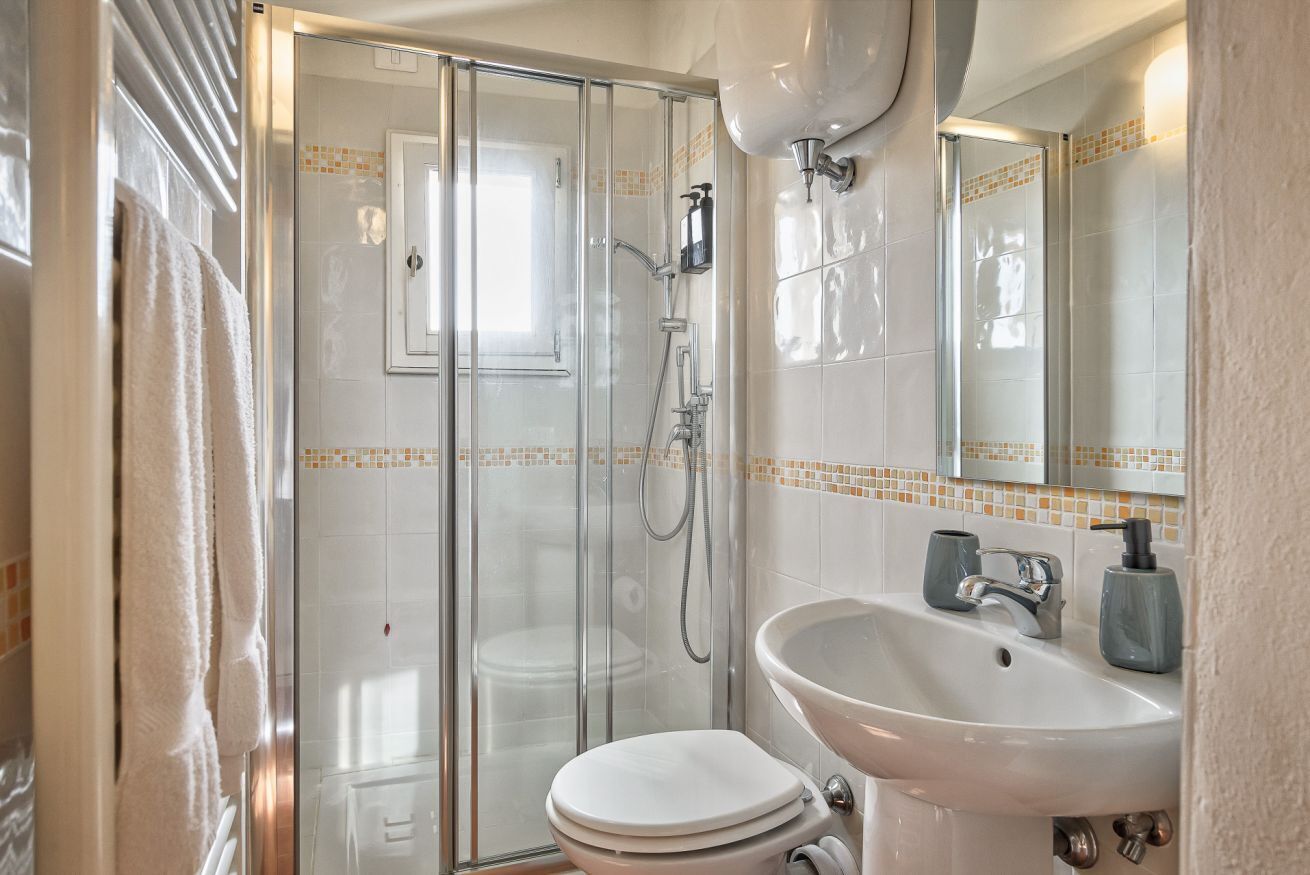 Douche, sèche-cheveux, bidet, serviettes fournies