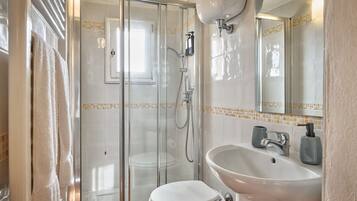 Douche, sĂšche-cheveux, bidet, serviettes fournies
