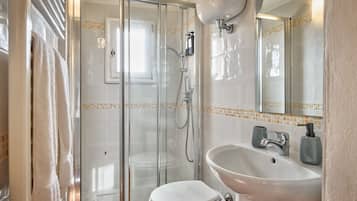 Doccia, asciugacapelli, bidet, asciugamani