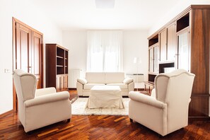 Family Apartment, 3 Bedrooms, City View (Verdi) | Ruang tamu | TV skrin rata 