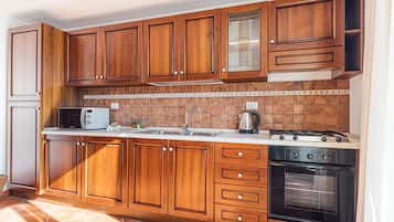 Full-sized fridge, oven, stovetop, espresso maker