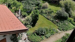 A residential area with a well-maintained garden, a paved driveway, and a red-roofed building. - Ferienwohnung für 2-4 Personen, 1 Sep. Schlafzimmer und Balkon in Chieming-laimgrub (Chieming)