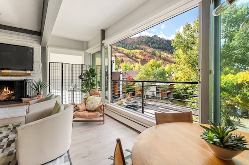 Winter Wonderland: Ski Out from Aspen Mountain Hideaway! Wood Fire, Hot tub, Views & Walk to Town!