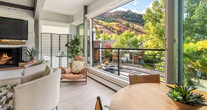 Winter Wonderland: Ski Out from Aspen Mountain Hideaway! Wood Fire, Hot tub, Views & Walk to Town!