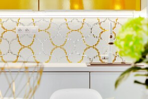 Kjøleskap, mikrob ølgeovn, ovn og kokeplater