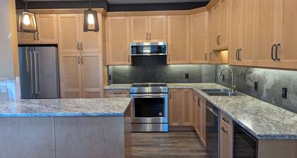 Snowgums, 3 bedroom 3 bathroom townhome, renovated kitchen and secure garage