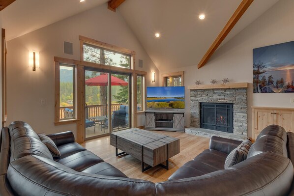 Fernseher, Kamin, Videospiele, Tischfußball