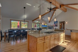 Dining - AC, Slot Machine, Skeeball, Bubble Hockey, Shuffleboard, Spa, +Meadow Views – Meadow View Estate (South Lake Tahoe)