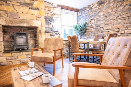 Luxury Cottage, Private Bathroom | Shared kitchen | Highchair