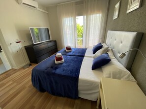 5 bedrooms, iron/ironing board, WiFi, bed sheets - Victoria Beach Salou - Exclusive For Families (Salou)