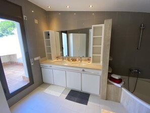 Combined shower/bathtub, hair dryer, towels