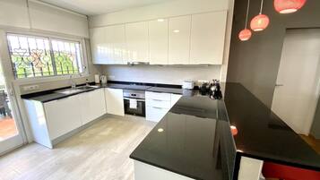 Een koelkast, een magnetron, een oven, een kookplaat