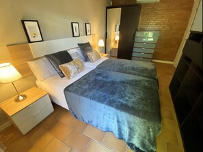 5 bedrooms, iron/ironing board, Internet
