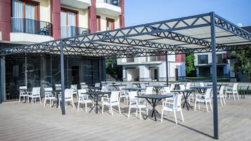 Breakfast, lunch and dinner served