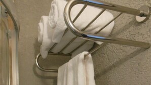 Um porta-toalhas de metal com duas toalhas penduradas.