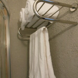 Ducha, pantuflas, toallas