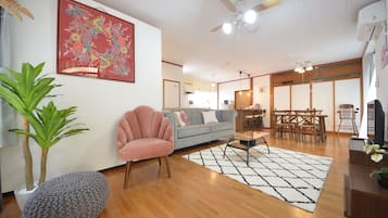 Private Vacation Home | Living area | 42-inch flat-screen TV with digital channels, TV