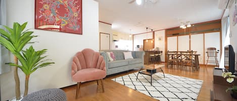 Ferienhaus (Private Vacation) | Wohnbereich | 42-Zoll-Flachbildfernseher mit Digitalempfang, Fernseher