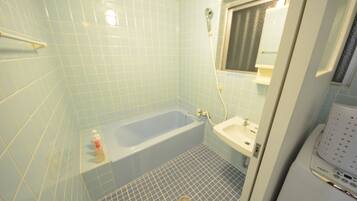 Casa (Private Vacation) | Baño | Artículos de higiene personal gratuitos, secador de pelo y zapatillas