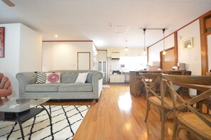 Casa (Private Vacation) | Zona de estar | Televisión de pantalla plana de 42 pulgadas con canales digitales