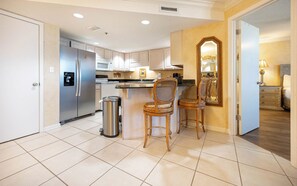 Kjøleskap, mikrobølgeovn, ovn og oppvaskmaskin